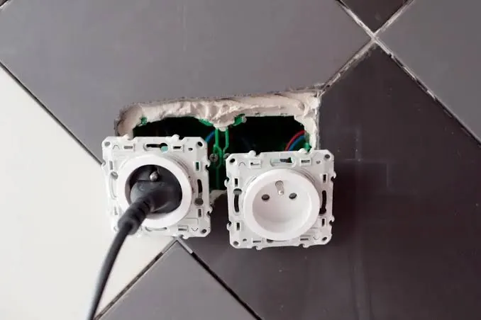 Prises & éclairage — Électricité en urgence à Paris